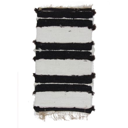 Nadýchaný koberec čierny-biely 72x131 mäkký tkaný koberec
